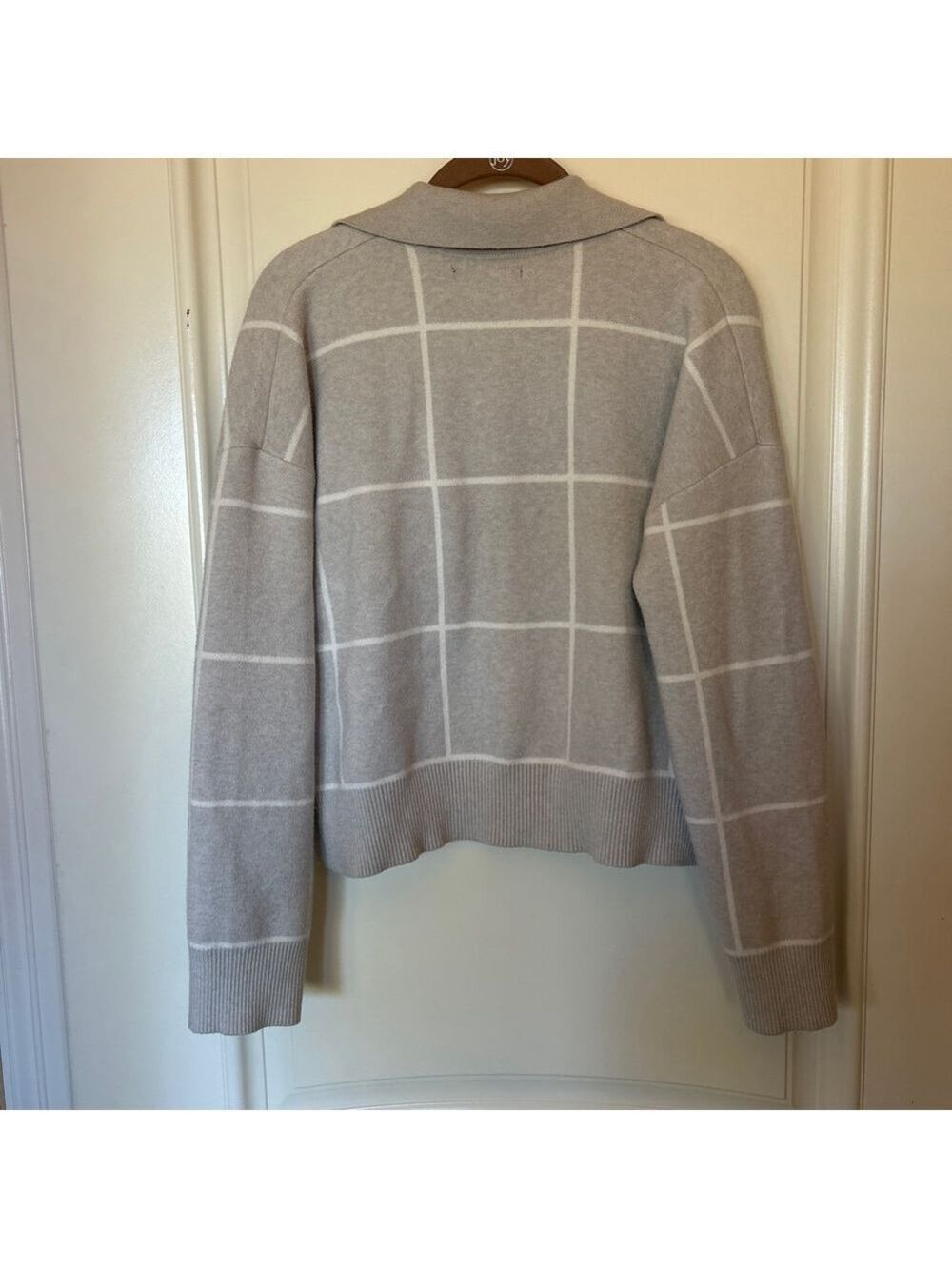 Women's TAHARI Grey & White Plaid V-Neck Sweater L - Picture 4 of 6